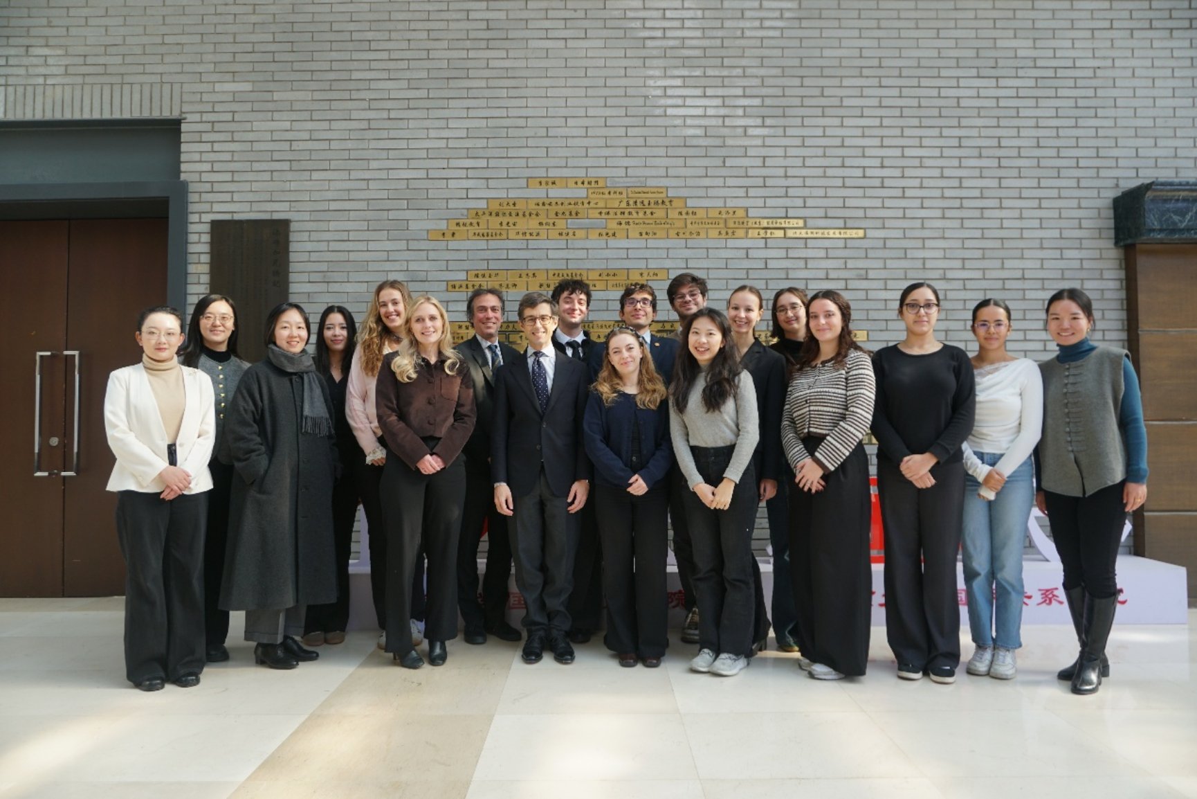 一群人站在一起AI 生成的内容可能不正确。