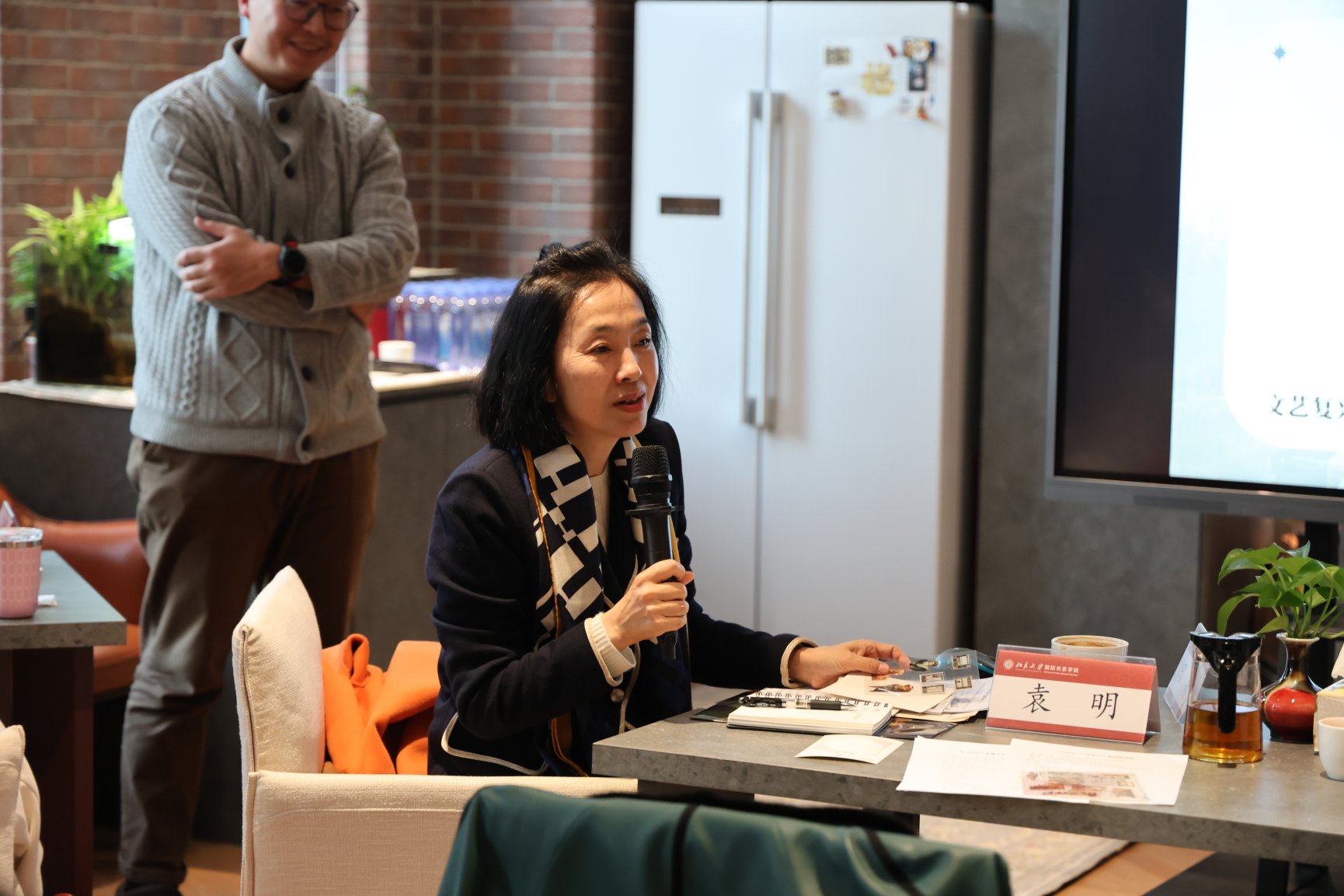 图片包含 人, 室内, 桌子, 男人AI 生成的内容可能不正确。