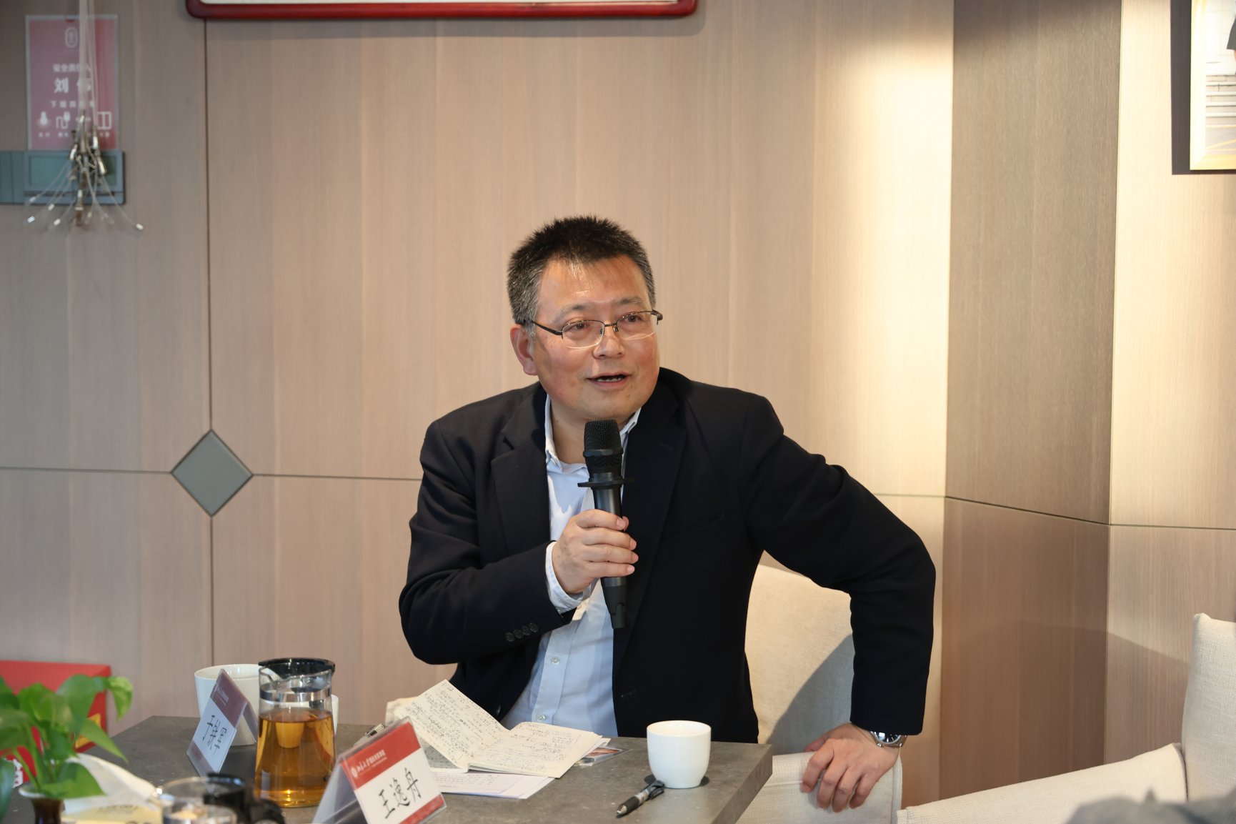 男人在镜子前的桌子上AI 生成的内容可能不正确。