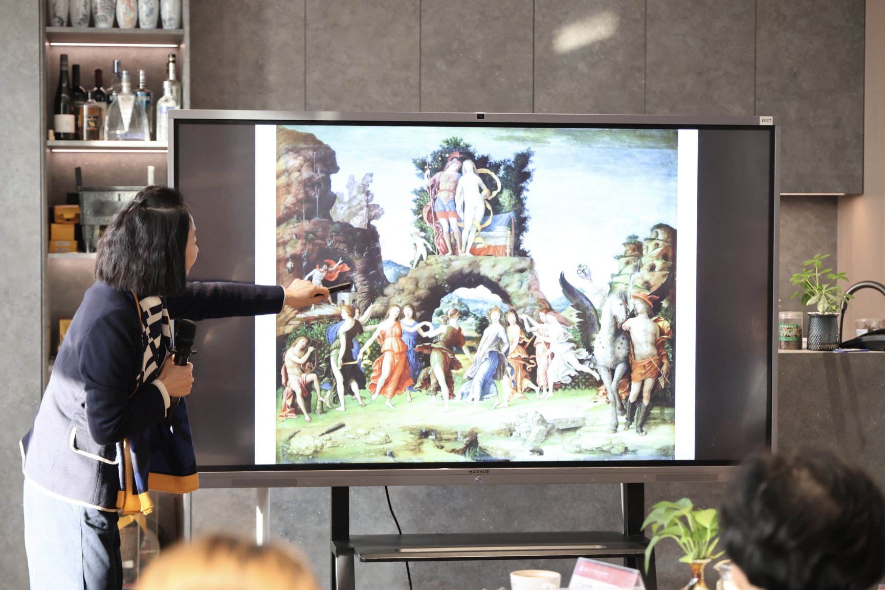 一群人站在电视前AI 生成的内容可能不正确。