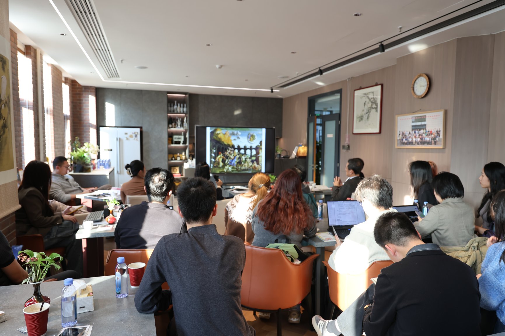 一群人在餐厅里AI 生成的内容可能不正确。