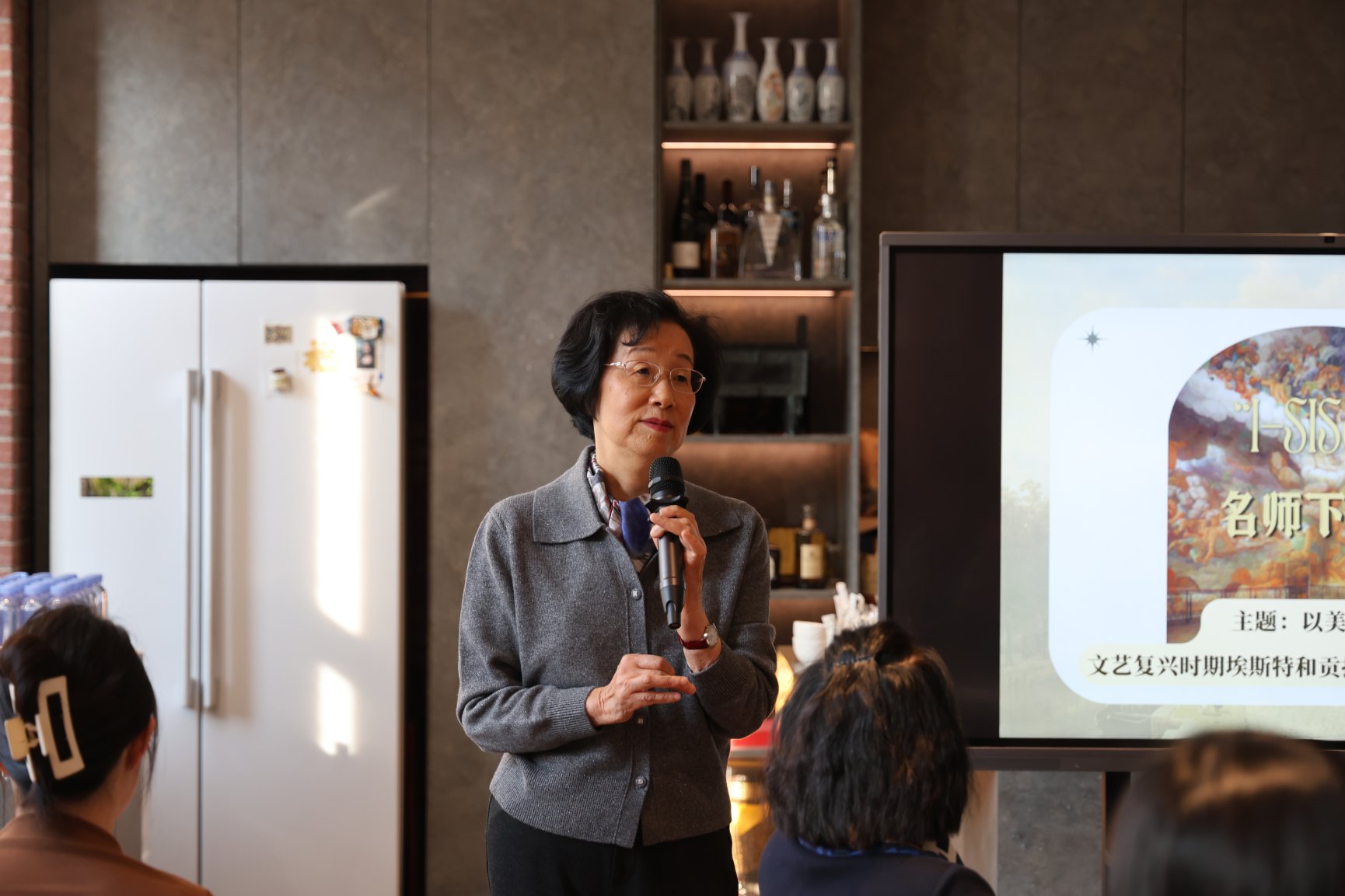 图片包含 人, 室内, 男人, 女人AI 生成的内容可能不正确。